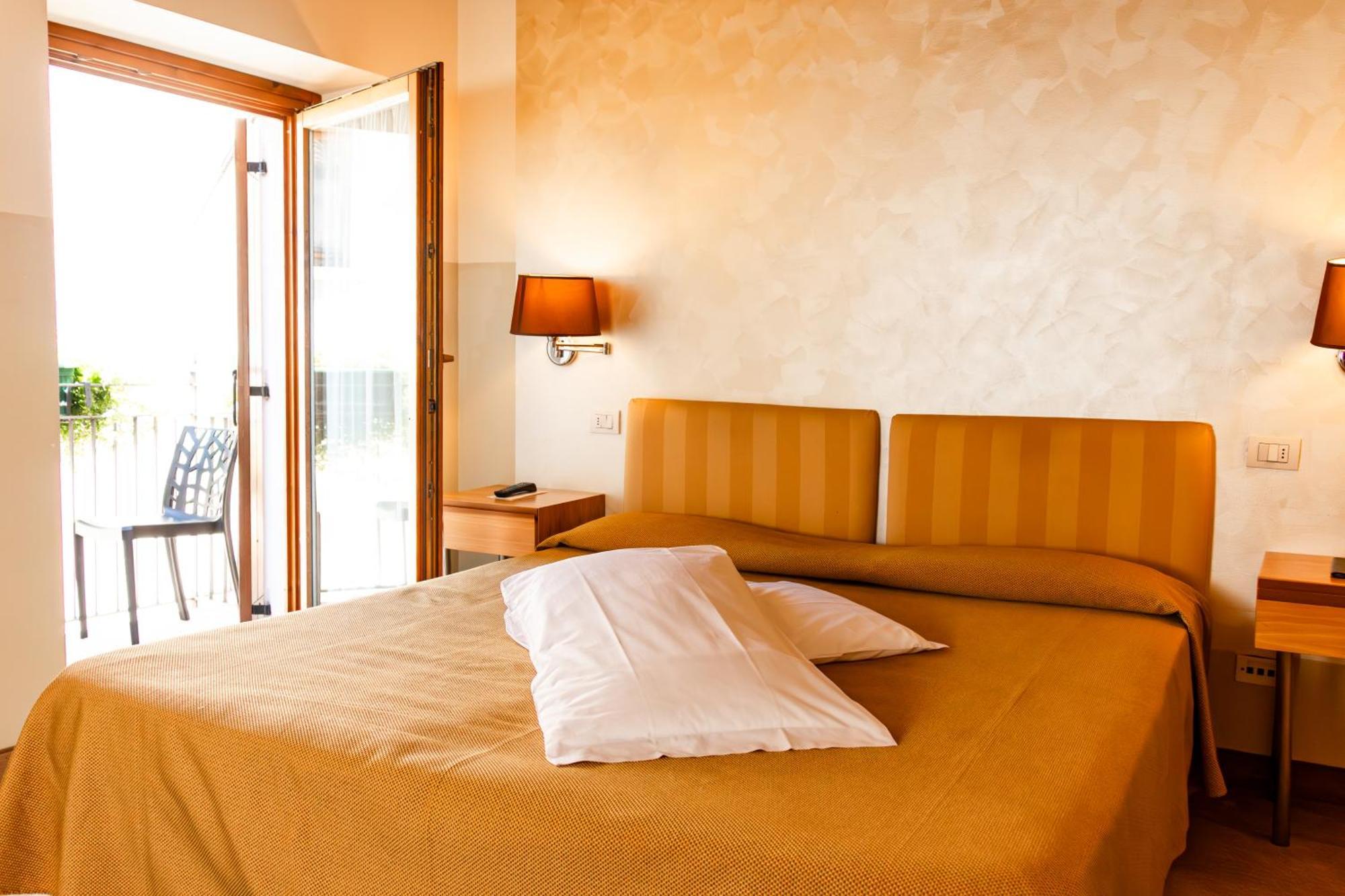 Hotel Dependance Silvestro ガルダ エクステリア 写真